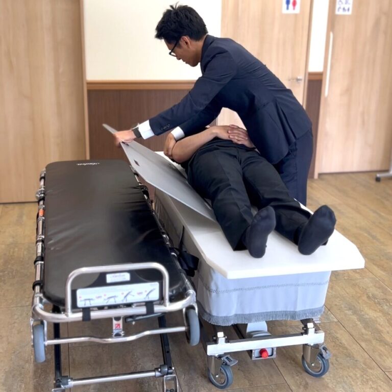 ①ご遺体の体の下にボードを差し込む