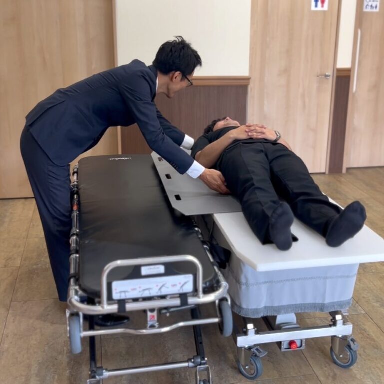 ②お足元から滑らせて移乗する