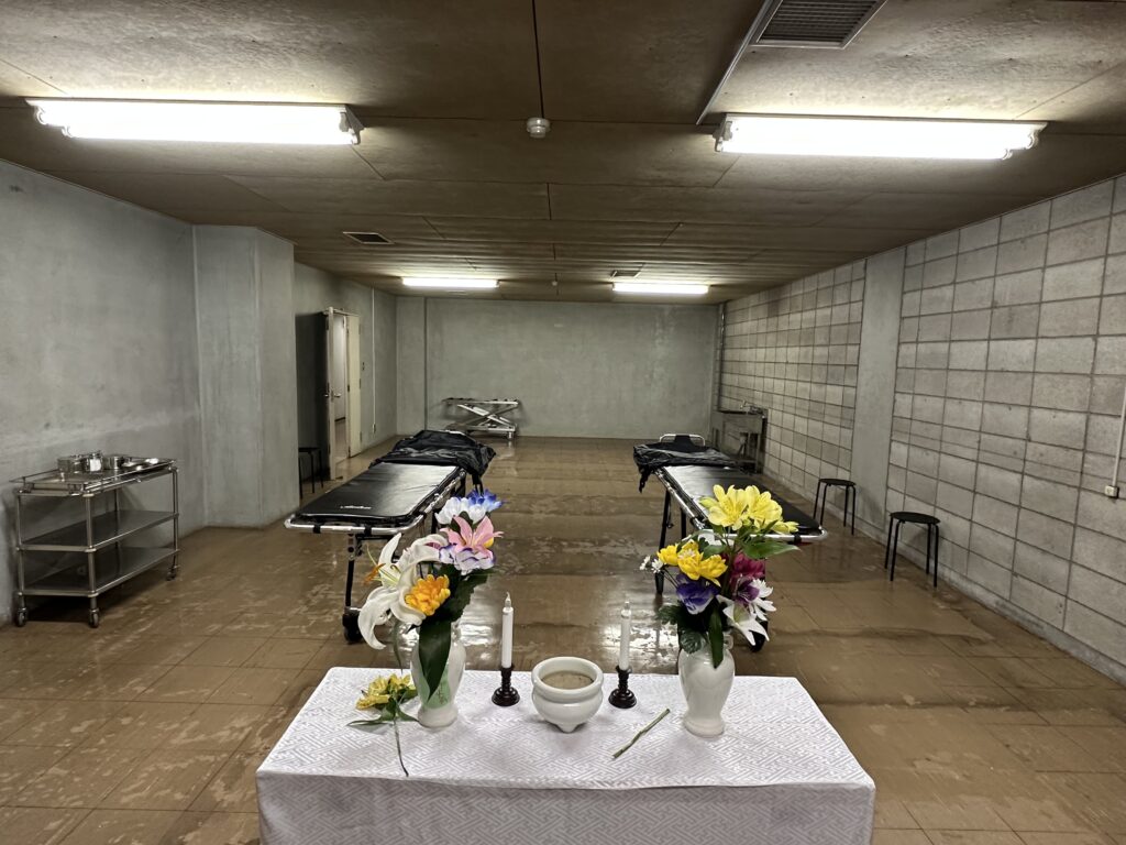 INPEACEの電動棺リフターとAUDENのストレッチャーが美術協力　紳士淑女社ー撮影風景
